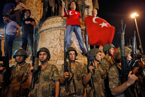 Ushtarë turq po ruajnë zonën ndërsa mbështetës të presidentit të Turqisë Recep Tayyip Erdogan protestojnë në sheshin Taksim në Stamboll në orët e para të së shtunës më 16 korrik 2016. (AP Photo/Emrah Gurel)