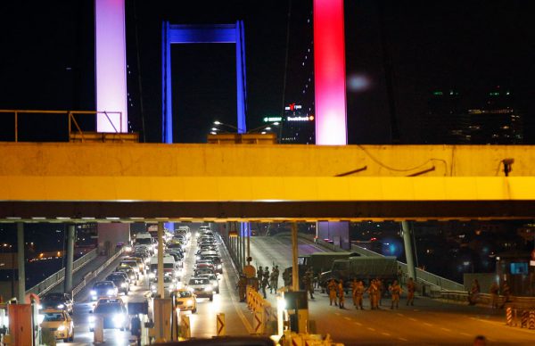 Ushtarët turq kanë bllokuar urën simbol të Bosforit në Stamboll më 15 korrik 2016, ndërkohë që ura është ndriçuar me ngjyrat e flamurit francez në solidaritet me viktimat e sulmit të Nicës të enjten në Francë. Një grup ushtarakësh turq raportohet se kanë ndërmarrë një grusht shteti. (AP Photo/Emrah Gurel)