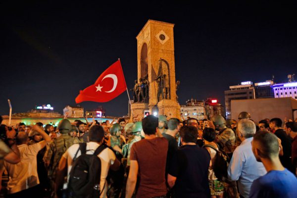 Mbështetës të presidentit të Turqisë Recep Tayyip Erdogan, protestojnë para ushtarëve në sheshin Taksim të Stambollit në orët e para të të shtunës më 16 korrik 2016. Kryeministri i Turqisë deklaroi se një grusht shteti nga ushtarakët po synon të rrëzojë qeverinë. Presidenti Erdogan i bëri thirrje mbështetësve të tij të përballen në protesta me ushtrinë, e cila ka marrë pikat kyçe të vendit në kontroll. (AP Photo/Emrah Gurel)