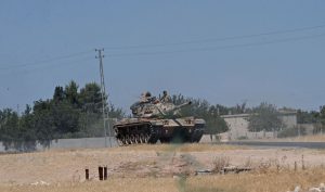 Në këtë foto të 2 shtatorit 2016, një tank turk po ecën drejt kufirit me Sirinë në karkamis, Turqi. Ushtria turke hyri për herë të parë zyrtarisht në luftën civile të Sirisë në gusht për të luftuar njëkohësisht ISIS dhe forcat kurde. (Ismail Coskun/IHA via AP)