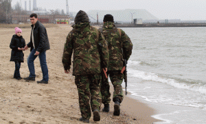 Vullnetarë vendës patrullojnë plazhet e qytetit të Mariupolit në rajonin e Donetskut në Ukrainë më 14 mars 2015. Në Ukrainën lindore gjendet aktualisht një front lufte që zgjatet për 485 kilometra dhe që ndan ushtrinë e Ukrainës nga forcat rebele të mbështetura nga Rusia. (AP Photo/Sergiy Vaganov)