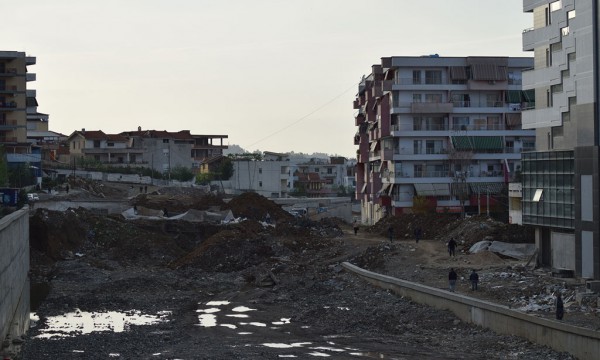 Pamje nga Unaza e re e Tiranës, një projekt infrastrukturor në ndërtim. Projekte të tilla zakonisht kanë volume të larta punimesh në periudhat me fushata elektorale, duke sjellë rritje të përkohëshme të PBB-së së ndërtimit. 