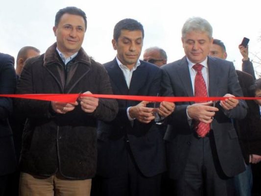 Liderët Nikola Gruevski i VMRO majtas dhe Ali Ahmeti i BDI djathtas. Foto: MIA