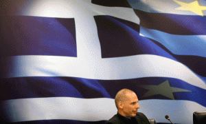 Ministri i dorëhequr i financave të Greqisë Yanis Varoufakis në ceremoninë e transferimit të detyrës te ministri i ri i financave Euclid Tsakalotos në Athinë më 6 korrik 2015. Pavarësisht triumfit të “Jo”-së në referendumin e të dielës, qeveria e Greqisë gjendet e pafuqishme përballë kreditorëve dhe mund të detyrohet të dalë nga euro. (AP Photo/Petr David Josek)