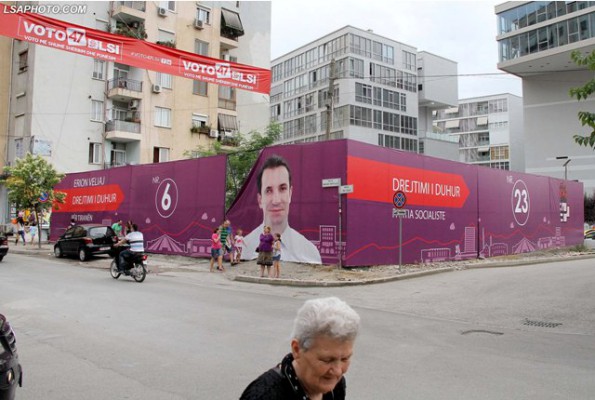 Postera, të kandidatit për bashkine e Tiranes, Erion Veliaj per zgjedhjet lokale te 21 qershorit, prane Komunes se Parisit.
