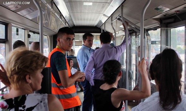 Kryetari i Bashkisë së Tiranës Erion Veliaj, i fotografuar më 19 gusht 2015 gjatë një udhëtimi me autobuz urban të linjës Qendër - Kombinat në Tiranë. Foto: LSA / MALTON DIBRA 