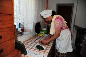 Grua nga Vermoshi duke përgatitur drekën | Foto nga Irena Shabani