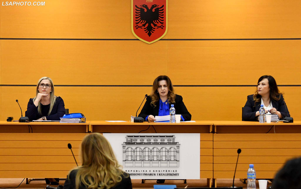 Komisioneret Genta Tafa Bungo, Suela Zhegu dhe Pamela Qirko gjatë seancës dëgjimore me prokuroren Besa Nikëhasani, të mbajtur në Tiranë më 17 prill 2018. Foto: Gent Shkullaku/LSA