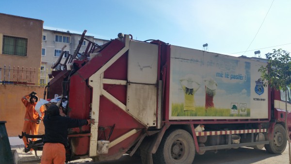 Kamion mbetjesh i kompanisë Victoria Invest në Elbasan