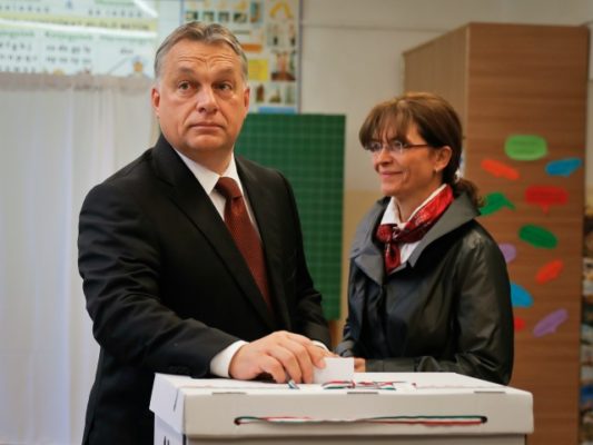 Viktor Orban duke votuar për referendumin. Foto: Betaphoto/AP Photo/Vadim Ghirda