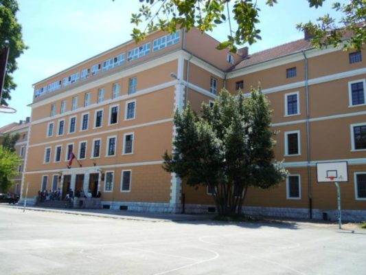 Gjimnazi Vladimir Nazor në Zadar. Foto kortezi e gjimnazit. 