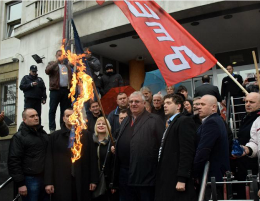 Shesheli dhe mbështetësit e tij para gjykatës ditën e enjte. Foto: Anadolu.