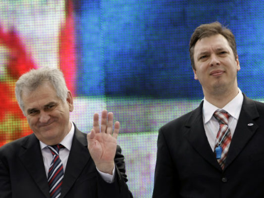 Presidenti aktual Tomislav Nikoliç (majtas) dhe kryeministri serb Aleksandër Vuçiç. Foto: Beta/Darko Vojinovic