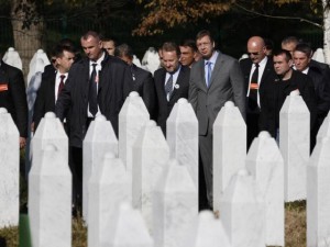Kryeministri Vuçiç në memorialin e Srebrenicës gjatë vizitës së tij javën e kaluar. Foto: BETA.