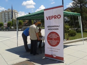 Nënshkrimi i peticionit në Prishtinë. Foto: Edona Peci.