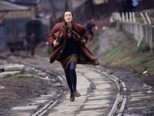 Sanda Scrabic duke u larguar me vrap nga snajperët në Sarajevën e rrethuar. Foto: Roger Richards. 