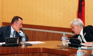 Deputeti i PD Eduard Halimi dhe deputeti i PS, Fatmir Xhafa, gjatë një mbledhjeje të Komisionit të Posaçëm për Reformën në Drejtësi, më 15 janar 2015, ku është vendosur dërgimi në Komisionin e Venecias të draftit të hartuar nga ekspertë të nivelit të lartë. Foto: Malton Dibra/LSA