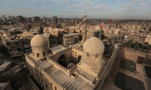 Xhamia dhe shkolla Sargatmesh në lagjen Sajeda Zeinab të Kajros, Egjipt. (AP PhotoMosa'ab Ehsamy)