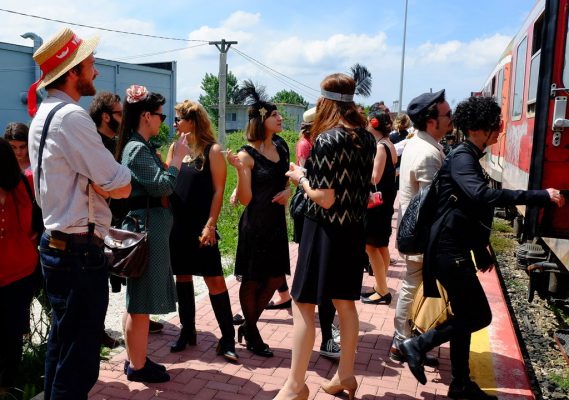 Spektatorët po përgatiten për të hipur në trenin e linjës Tiranë – Shkodër për të festuar ditën Botërore të Xhazit 2016 të shtunën më 30 prill. (AP Photo/Hektor Pustina)