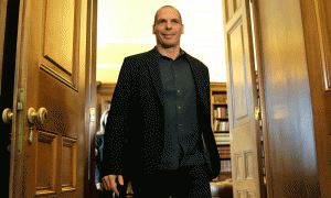 Ministri i Financave të Greqisë Yanis Varoufakis në Bruksel më 20 shkurt 2015. (AP Photo/Petros Giannakouris) 