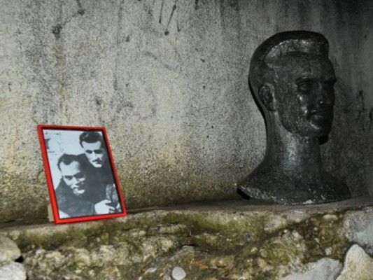 Një fotografi e Boros and Ramizit pranë bustit në Prishtinë. Foto: Projekti Kujtime Rinore.