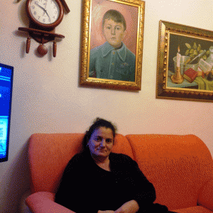Zamira Durda me portretin e të birit, Edisonit, që vdiq nga shpërthimi në Gërdec | Foto nga : Aleksandra Bogdani
