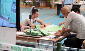 Komisionerë, gjatë numërimit të fletëve të votimit | Foto nga : Malton Dibra/LSA