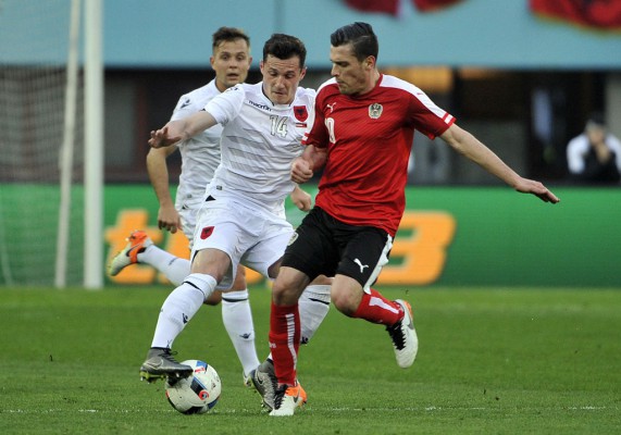 Zlatko Junuzovic, djathtas, dhe Taulant Xhaka i Shqipërisë në një dyluftim për top gjatë ndeshjes miqësore Austri Shqipëri, në Vienë, Austri më 26 mars 2016. Ndeshja përfundoi me rezultatin 2 me 1 për Austrinë. (AP Photo/Hans Punz)