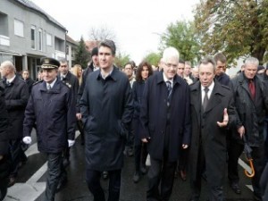 Zoran Milanovic (i dyti majtas) dhe Ivo Josipovic (i dyti djathtas) në përkujtimore e Vukovarit. Foto: Beta