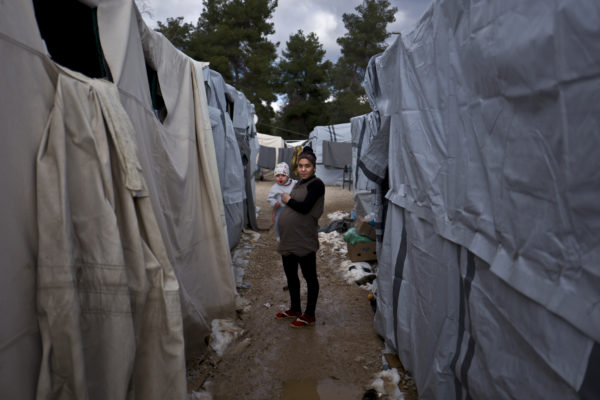 Në këtë foto të 1 janarit 2017, Sa'da Bahjat, 20 vjeçe dhe 9 muajshe shtatzënë, një refugjate siriane nga al-Hasaka, mban vajzën e saj Yamoor, 11 muajshe, ndërsa pozon për një foto nga kampi Ritsona në Greqi. "Situata jonë në Greqi është shumë e keqe, askush nuk po na kushton vëmendje, jemi të braktisur këtu. Uroj që dikush të na ndihmojë,” tha Bahjat. (AP Photo/Muhammed Muheisen)