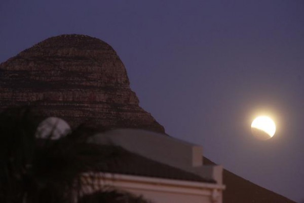 AFRIKE JUGORE Eklipsi i hënës në Afrikën Jugore. Foto nga (AP Photo/Schalk van Zuydam)