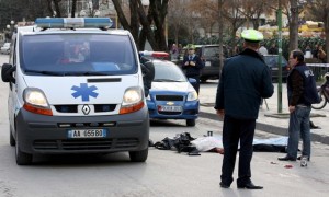 Nje kalimtar, i cili ka humbur jeten ne nje aksident, pasi eshte perlplasur nga nje kamion prane rruges se Elbasanit | Foto nga : Franc Zhurda/ LSA