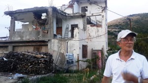 Autoritetet shqiptare përdorën një projekt të mbështetur nga BB për të pastruar rrugën për një resort detar duke shembur 15 shtëpi në fshatin e Jalës. Shtëpia e Andon Kokës u rrafshua. Gjysma e shtëpisë së vëllait të tij u shemb. Foto: Besar Likmeta / BalkanInsight.com