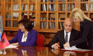 Përfaqësuesja e Bankës Botërorë në Shqipëri, Tahseen Sayed dhe Drejtori i Përgjithshëm i OSHEE, Arben Seferi, gjatë ceremonisë së firmosjes mes Qeverisë Shqiptare dhe Bankës Botërore të fondit prej 150 milionë dollarësh për financimin e Projektit të Rimëkëmbjes së Sektorit Energjetik në Shqipëri. Foto: Franc Zhurda/LSA