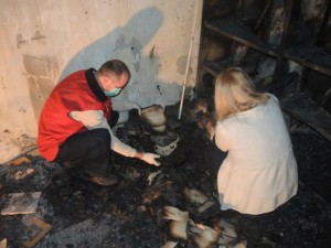 Arkivistë duke u përpjekur të shpëtojnë copa dokumentesh nga mbetjet e djegura