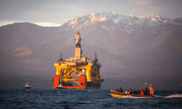 Një platformë nafte për shpim në det nën pronësinë e Royal Dutch Shell e fotografuar më 17 prill 2015 në brigjet e shtetit të Uashingtonit në SHBA. Kjo është platforma që pritet të dërgohet gjatë verës për të shpuar në Detin Çuki në veriperëndim të Alaskës në rast se kompania arrin të marrë lejet. (Daniella Beçaria/seattlepi.com via AP)