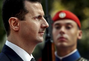 Në foto presidenti sirian Bashar al-Assad gjatë një vizite te gardës kombëtare, foto arkive e 16 dhjetorit 2003. Beta/ (AP Photo/Petros Giannakouris)