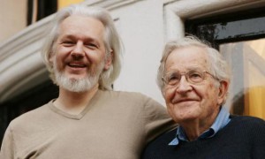 Julian Assange (majtas) dhe Noam Chomsky (djathtas) në ballkonin e ambasadës Ekuadoriane në Londër | Foto nga AP