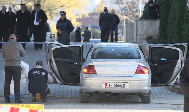 Ekspertë anti eksploziv dhe forca të policisë, duke çaktivizuar 200 gram eksploziv C4, të vendosur në makinën e ish prefektit të Vlorës Besnik Dervishi, në hyrje të godinës së kryeministrisë. | Foto nga : LSA