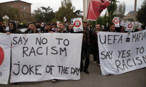Protesta e grupit të tifozëve 'Plisat' në Prishtinë kundër vendimit të UEFA-s më 24 tetor 2014. (AP Photo/Visar Kryeziu)