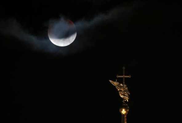 RUSI Eklipsi i hënës nga sheshi i Shën Pitersburgut në Rusi. Foto nga (AP Photo/Dmitry Lovetsky)