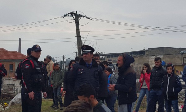 Familjet rome që humbën barakat nga zjarri u përballën me policinë ndërsa tentuan të hyjnë në bllokun e apartamenteve sociale të Tiranës, të cilat mbeten pjesërisht të pashfrytëzuara edhe pesë vjet pas përfundimit të ndërtimit. Foto kortezi: Ola Tare/ www.facebook.com/Aktivizmi/