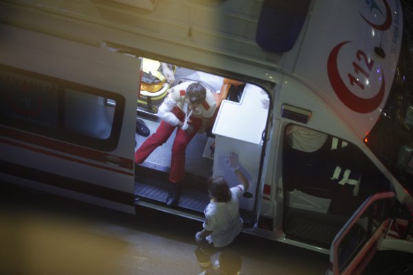 Një i plagosur qëndron ulur në ambulancë në aeroportin Ataturk në Stamboll. Foto: (AP Photo/Emrah Gurel)