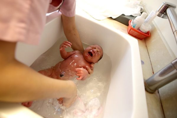Një bebe e porsalindur | Foto nga Long Thai Linh/ EPA