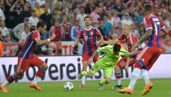Lionel Messi lufton për topin kundër Sebastian Rode (AP Photo/Kerstin Joensson)