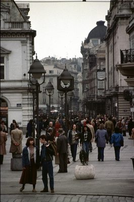 Rruga Knez Mihailova në Beograd gjatë viteve 1980. Foto: Flickr/GothPhil