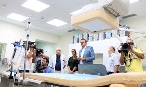 Ministri i Shëndetesisë Ilir Beqaj dhe Drejtoresha e QSUT Ogerta Manastirliu, gjatë një vizite në shërbimin e Hemodinamikës në QSUT, ku është përuruar një pajisje e re e angiografisë që monitoron enët e gjakut që furnizojnë zemrën. | Foto nga : LSA