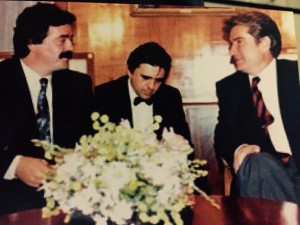 Berisha dhe Miomir Bulatoviç takohen gjatë sanksioneve në ish-Jugosllavi. Foto kortezi Ardian Hoxha.