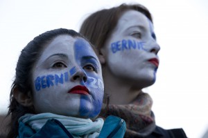 Mbështetëse të kandidatit amerikan në zgjedhjet presidenciale, Bernie Sanders gjatë një tubimi. Foto; BETA/(AP Photo/Mary Altaffer)