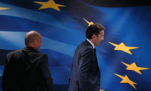 Ministri i Financave i Holandës dhe Presidenti i Eurogrup Jeroen Dijsselbloem, djathtas, largohet pas një konference për shtyp të përbashkët me ministrin e Financave të Greqisë Yanis Varoufakis, majtas, në Athinë më 30 janar 2015. Gjermania hodhi poshtë prerazi sugjerimet që Greqisë t’i falet ripagesa e kredive që ka marrë për shpëtim nga falimenti ndërsa Dijsselbloem tha se nuk ka ende vendim se çfarë do të bëhet kur programi i shpëtimit të Greqisë të skadojë në fund të shkurtit. (AP Photo/Lefteris Pitarakis)